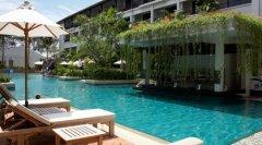 banthai-phuket-dining-pool-bar-2.jpg