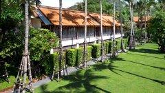 024-le-meridien-samui-Central-Lawn.jpg