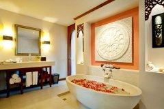005-rawai-palm-beach-phuket-deluxe-pool-view.jpg