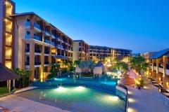 017-rawai-palm-beach-phuket-pool-night-2.jpg