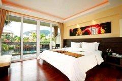 04-Deluxe-Room.jpg