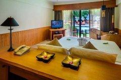 04-seaview-patong-hotel-deluxe-pool-access.jpg