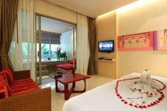 003-the-kee-phuket-deluxe-jacuzzi-room.jpg